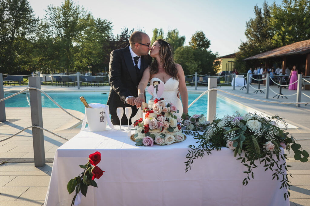 Torta nuziale a bordo piscina