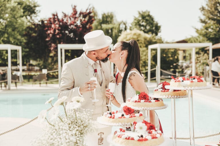 Abito da sposo con cilindro e bastone Torta nuziale