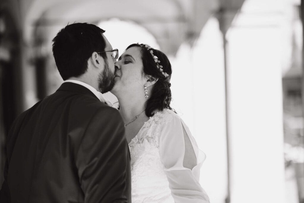 Venire bene nelle foto di matrimonio Bacio Sposi