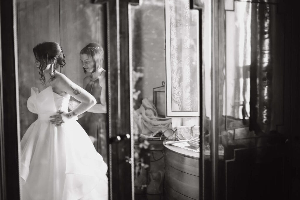 Fotografia in bianco e nero Sposa in preparazione
