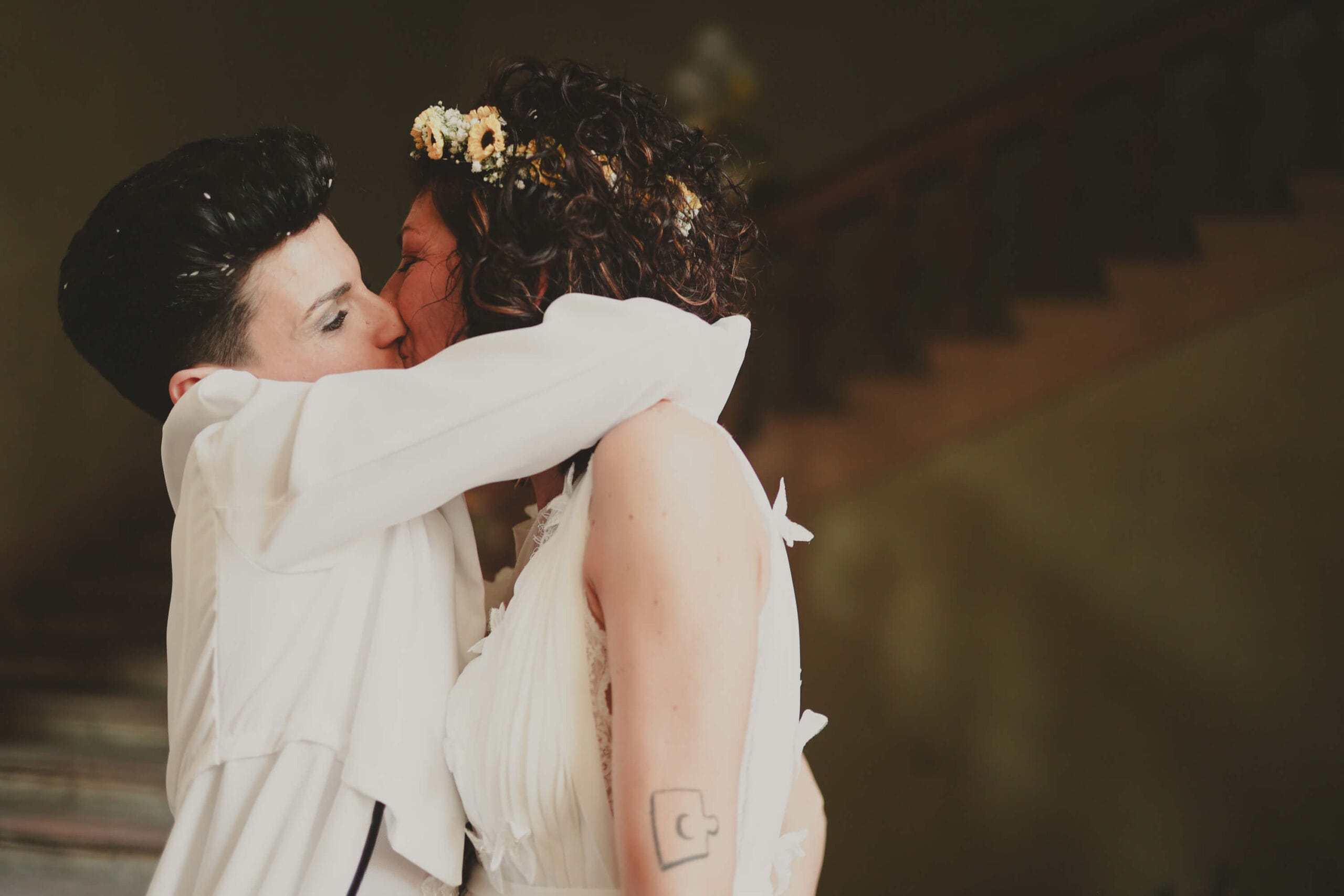 Matrimonio lgbt Bacio spose