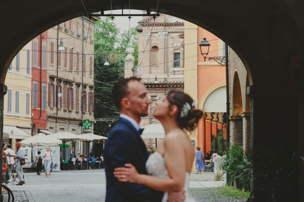 matrimonio nel centro storico di Modena, Emozioni indelebili sotto la Ghirlandina: il reportage di matrimonio nel centro storico di Modena
