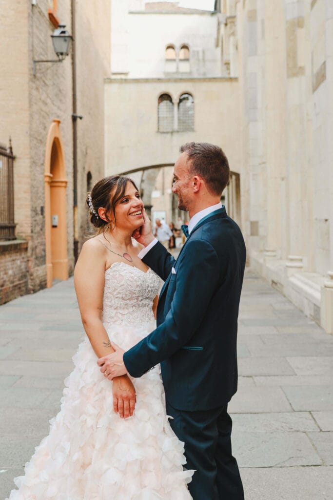 matrimonio nel centro storico di Modena, Emozioni indelebili sotto la Ghirlandina: il reportage di matrimonio nel centro storico di Modena