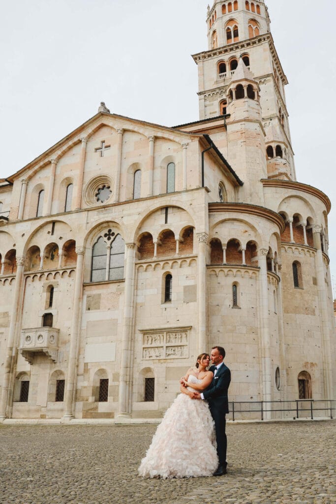 matrimonio nel centro storico di Modena, Emozioni indelebili sotto la Ghirlandina: il reportage di matrimonio nel centro storico di Modena